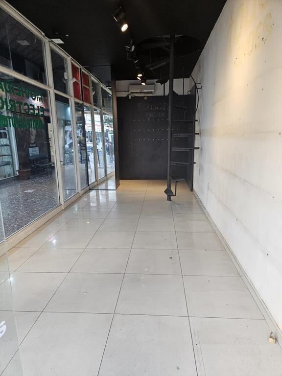 18 de Julio y Vazquez, boca de galeria, 58 m2 , 3 mts de fr