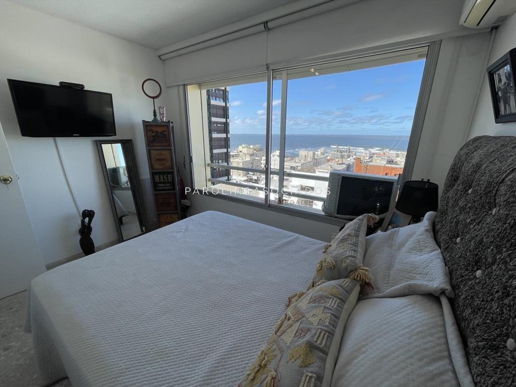 Apartamento en venta con vista al mar en edificio Libertado