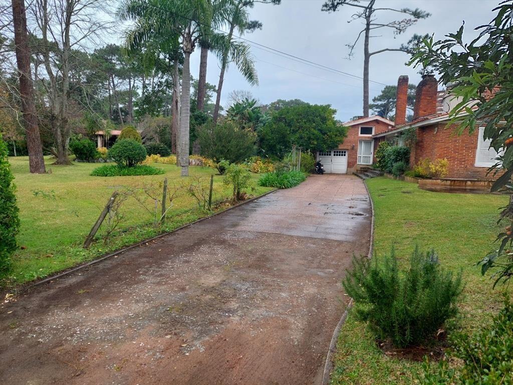 Amplia casa con 3052 m2 de parque