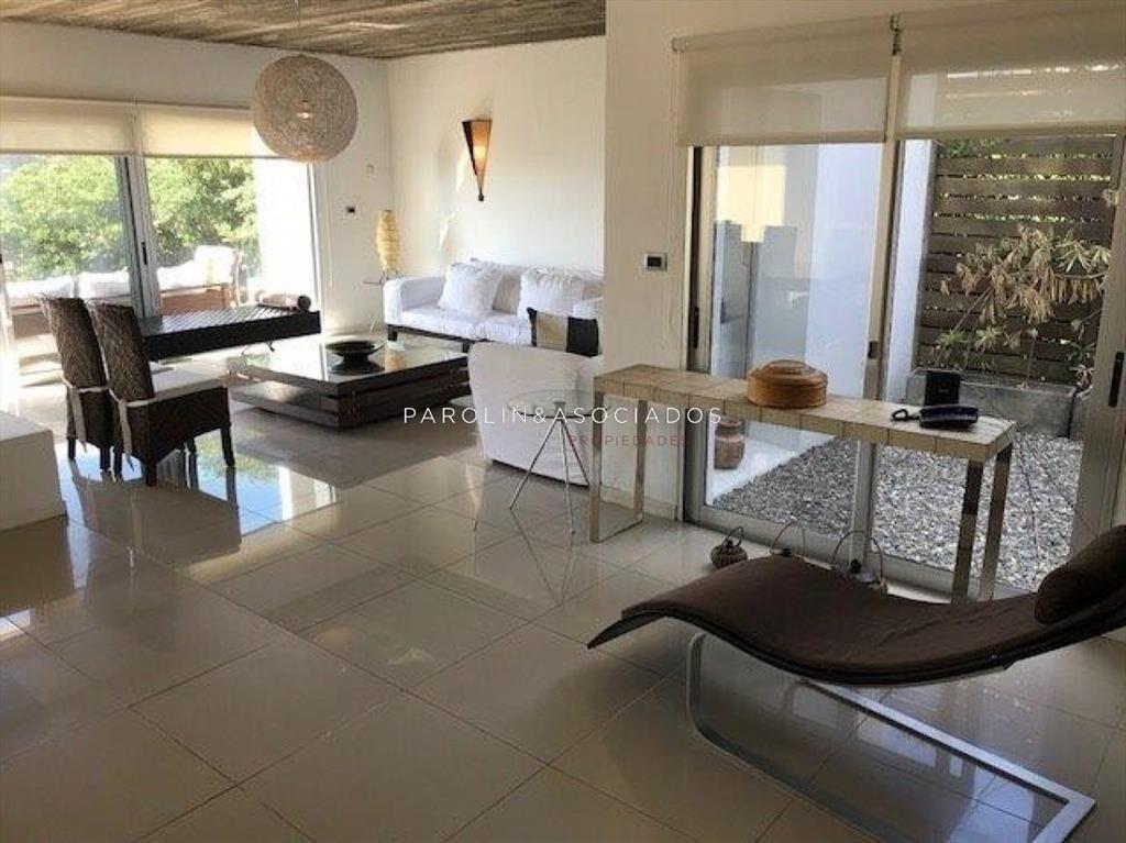 Hermosa casa en venta de 4 dormitorios frente al mar en Mon