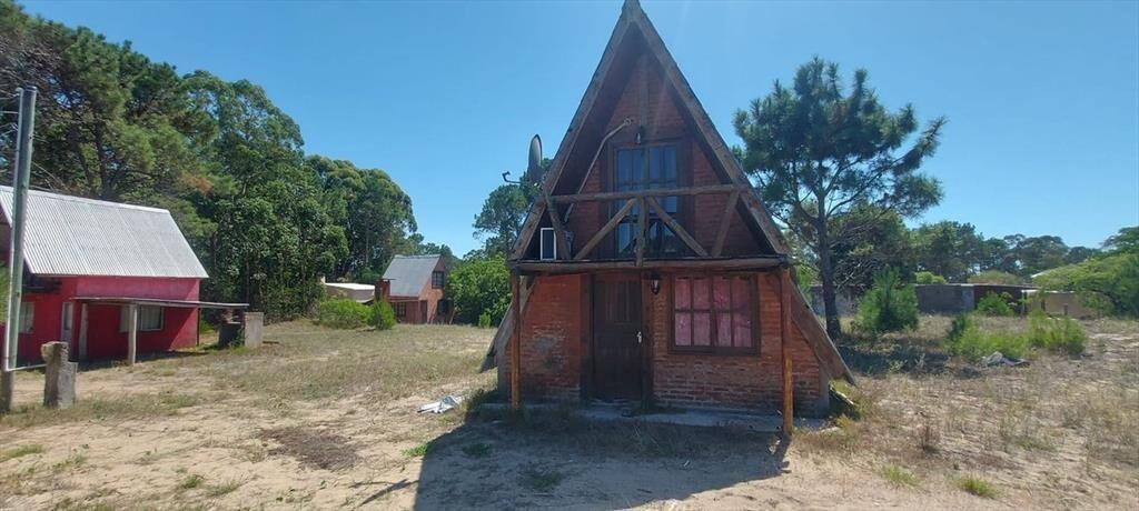 CASA (CABAÑA) 2 DORMITORIOS EN VENTA LA ESMERALDA