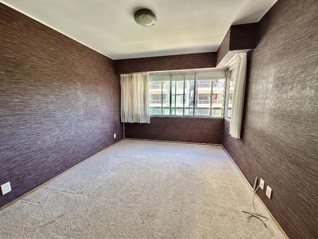 Venta de apartamento de 3 dormitorios y servicio en Villa Bi