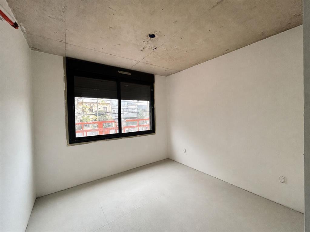 Venta apartamento 2 dormitorios con patio en Pocitos a estr