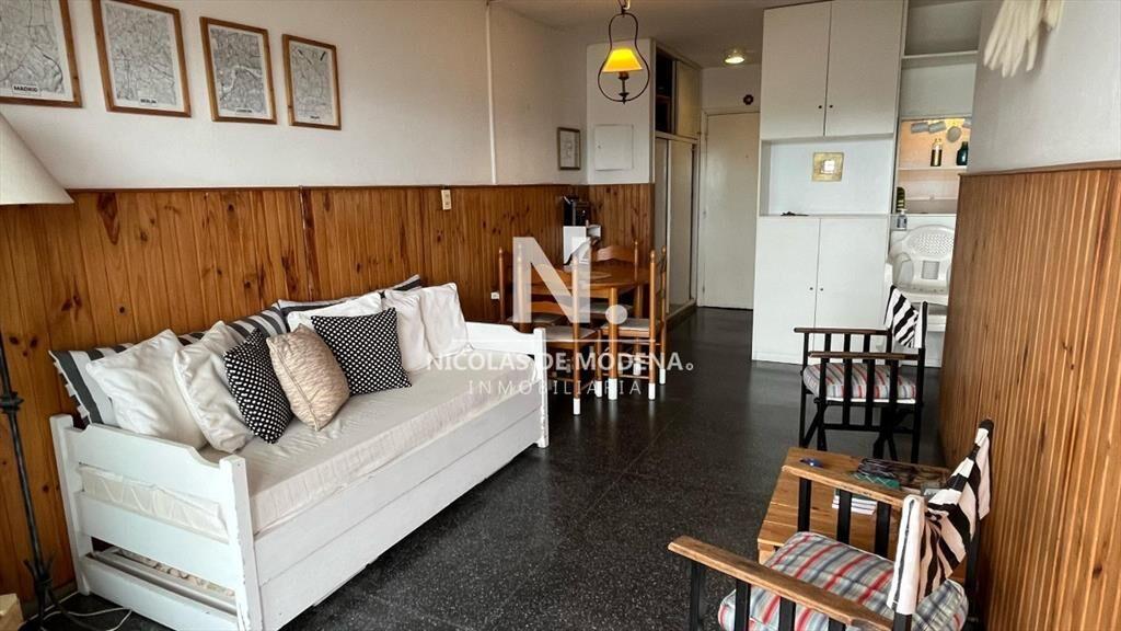 Vende impecable departamento con vista al mar, en
