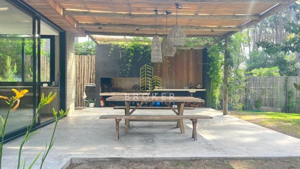 Alquiler de muy linda casa de diseño en Montoya