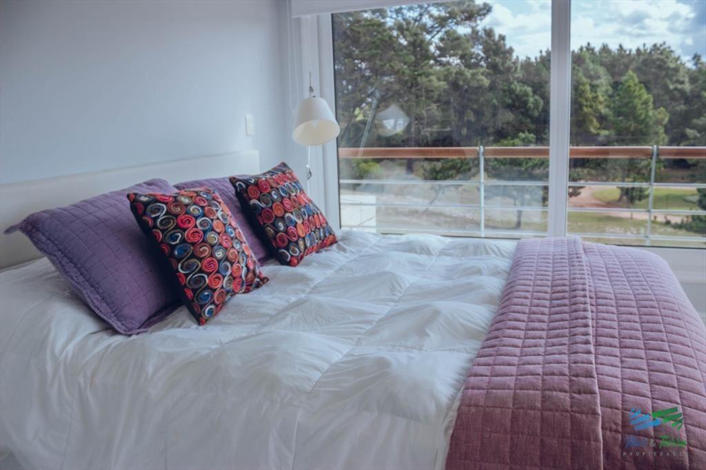 VENTA de apartamento de 2 dormitorios sobre playa