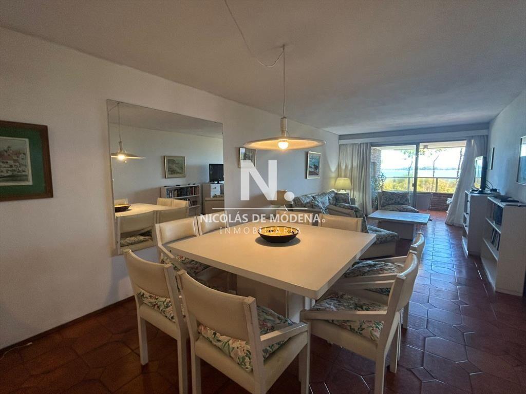Apartamento de 4 dormitorios en Playa Mansa, del