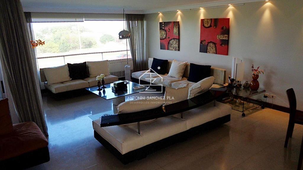 Apartamento de 4 dormitorios en Punta del Este frente al ma