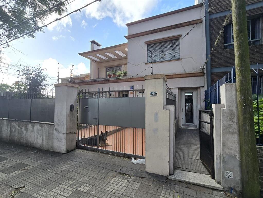 Casa en PB, sobre Pena, con patio, azotea y parrillero!