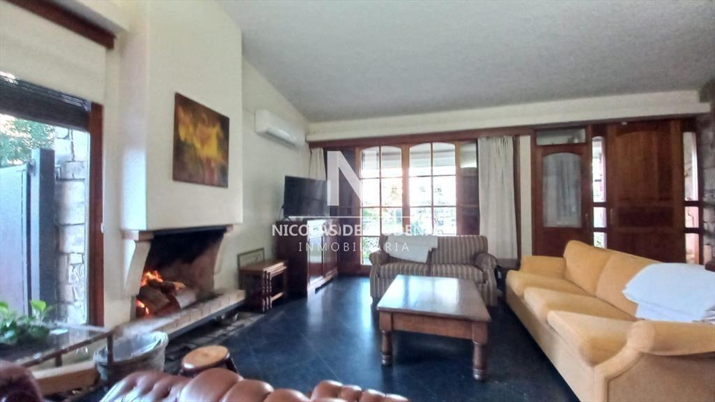 Vende casa de 3 dormitorios (incluye depp), en 4