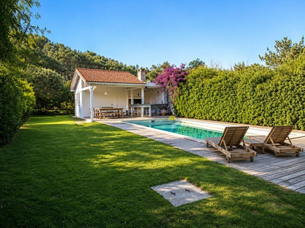 Excelente Casa de 4 Dormitorios con Piscina y Parrillero en