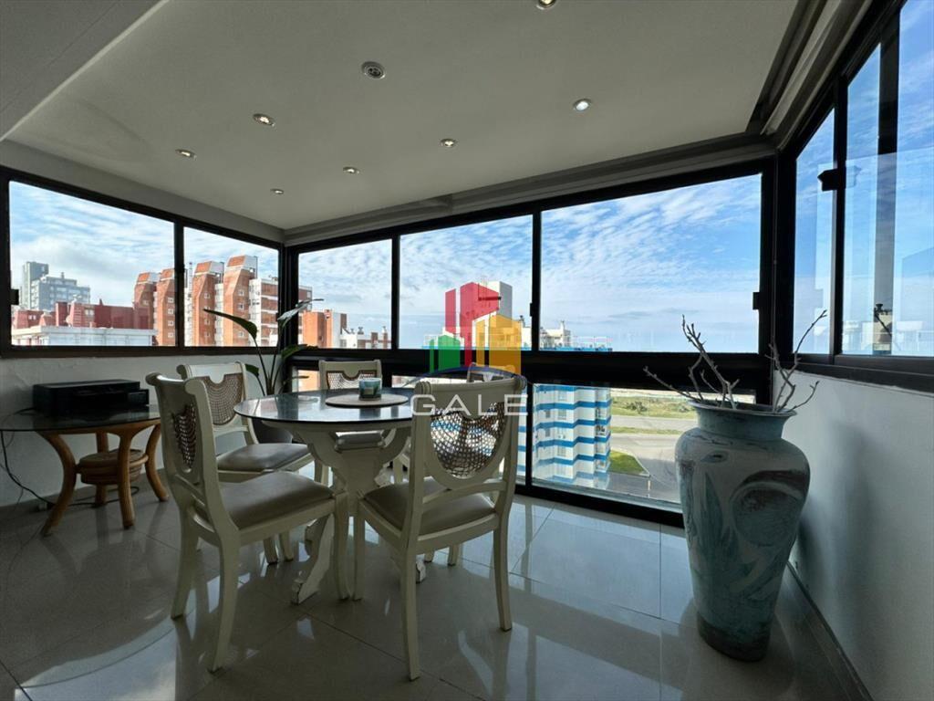 Apto en venta, Punta del este, playa brava.