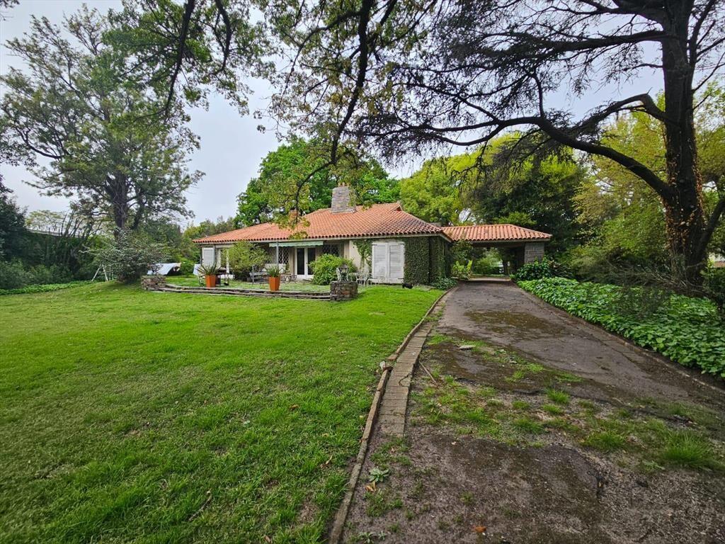 Venta dos casas sobre importante terreno de 4488 m² en