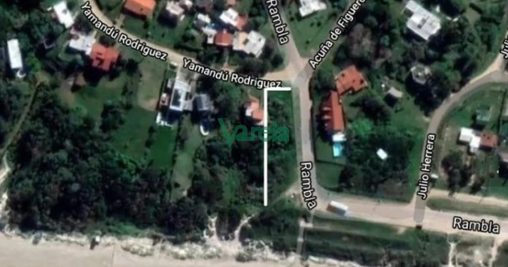 En Atlántida, terreno frente por frente al Mar a