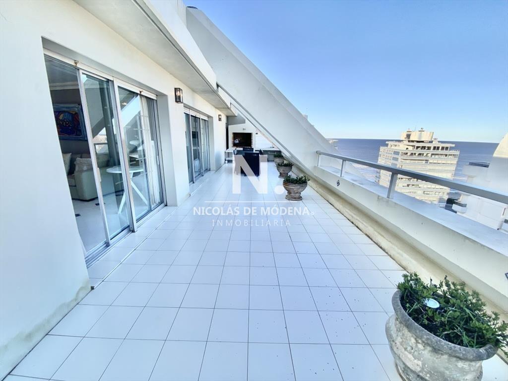 Vende apartamento de 3 dormitorios en Brava Punta