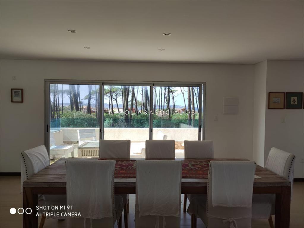 Casa de 3 dormitorios en venta con piscina y vista al mar,