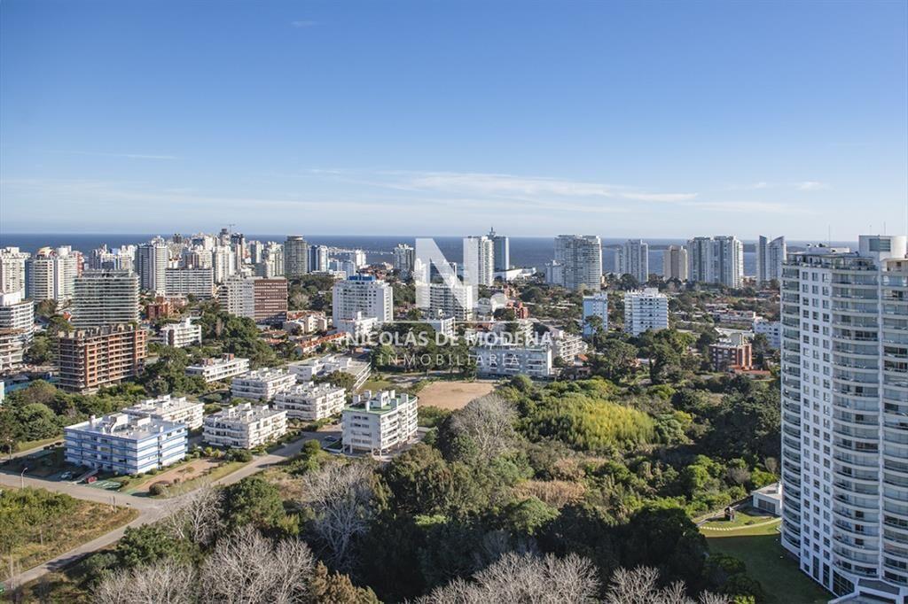 Vende departamento de 3 suites en Punta del Este.