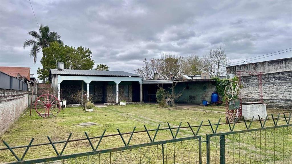 VENTA CASA COSTANERA CON JARDÍN