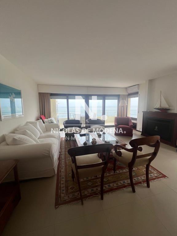 En venta apartamento de 2 dormitorios en edificio