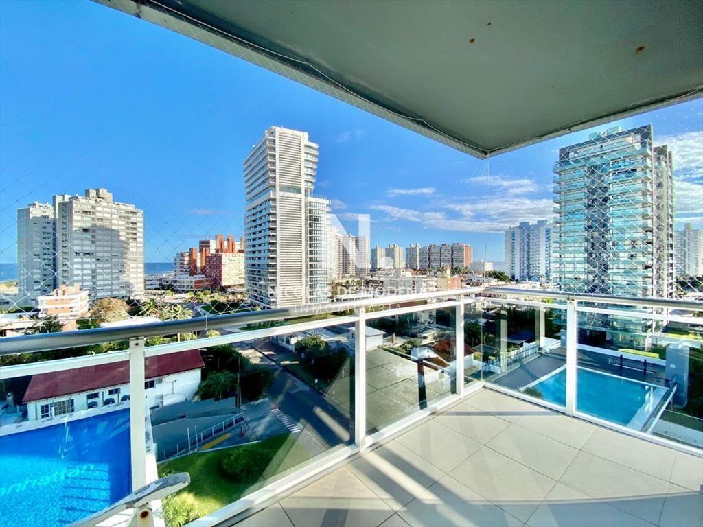 Apartamento de tres dormitorios en venta, Punta