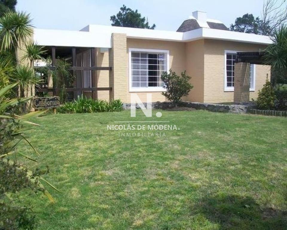 Casa en venta, a pocos metros del mar.