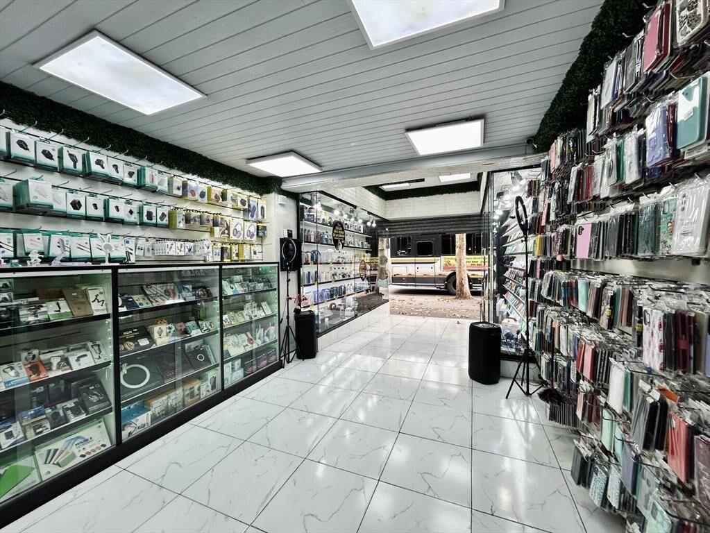 Local comercial en venta con renta sobre Av 8 de octubre
