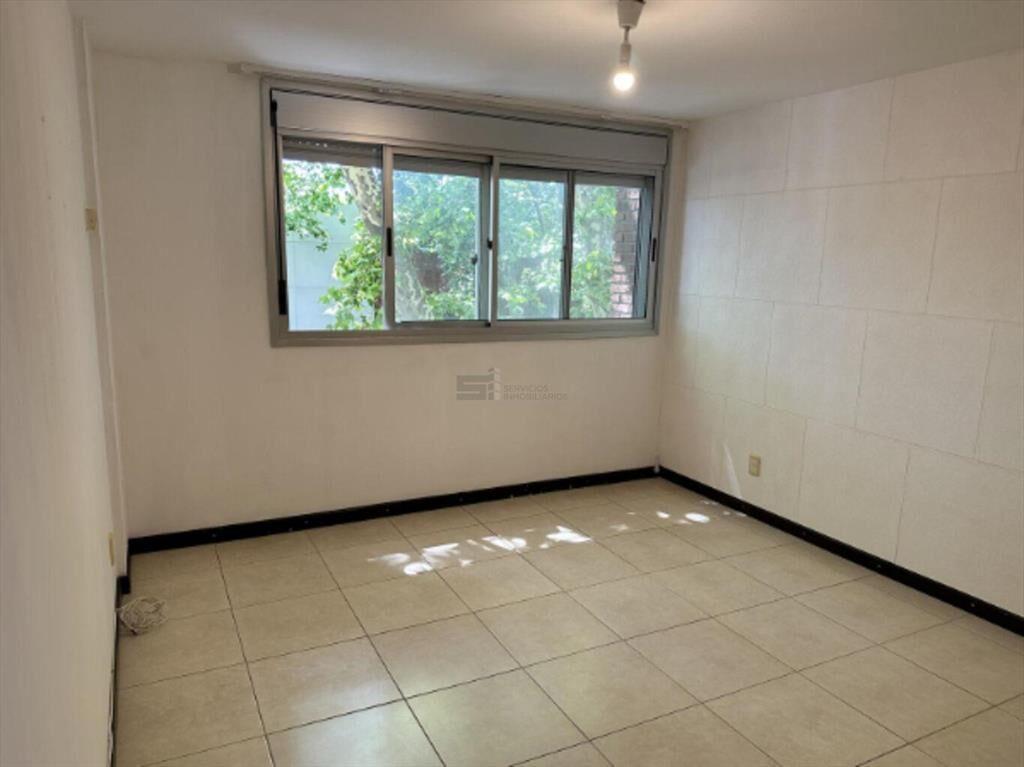 Venta con Renta Apartamento tres dormitorios dos baños balc