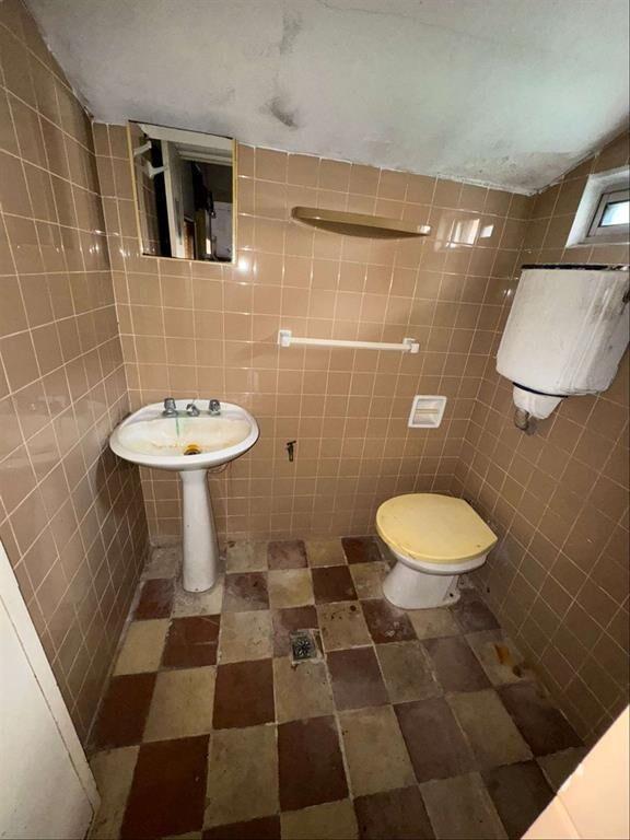 CASA EN ALQUILER POCITOS, REQUIERE REPARACIONES