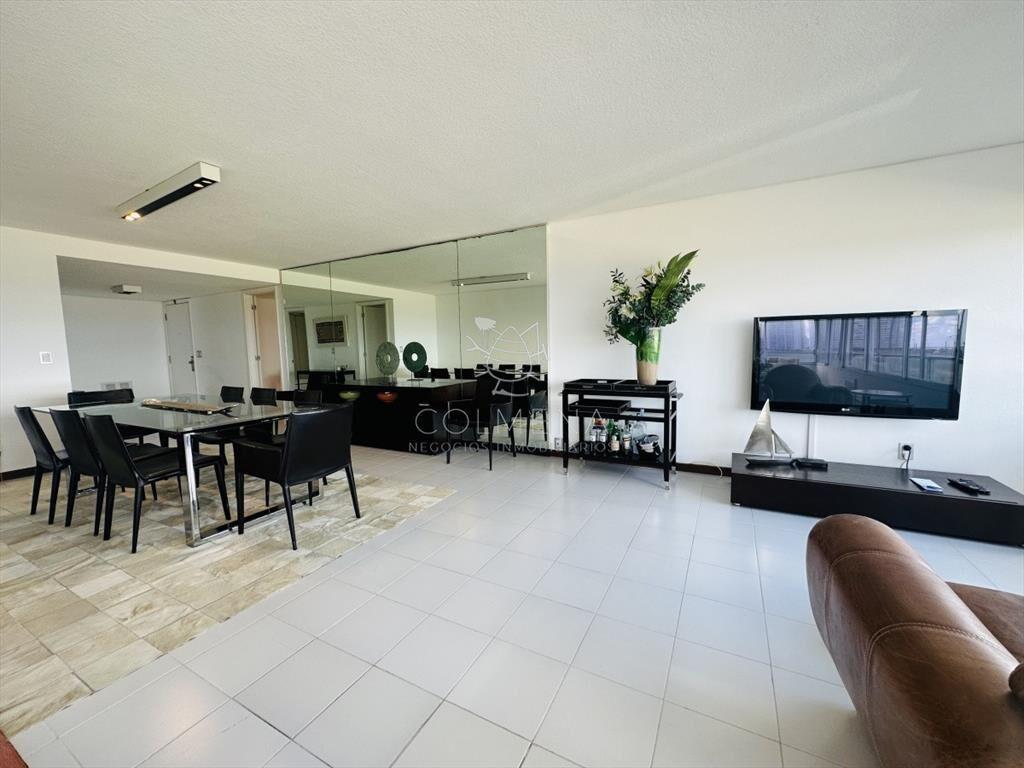 Apartamento de 3 dormitorios y dependencia de en