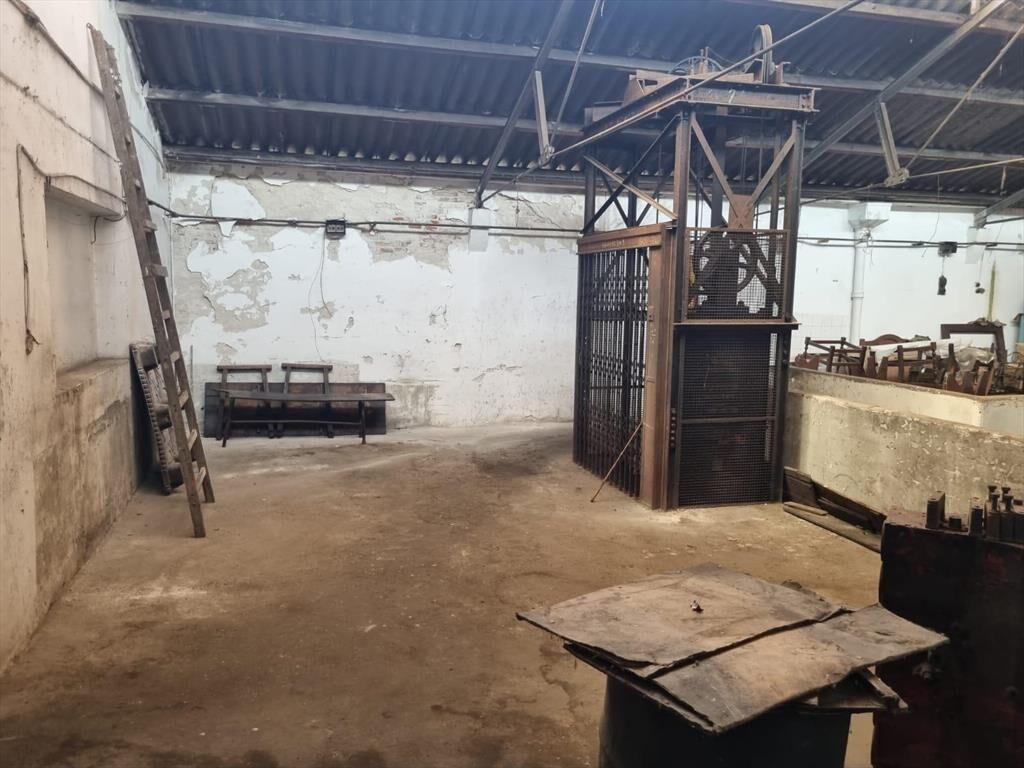 Proximo Agraciada y San Martín, 931 m2, dos naves , oficina