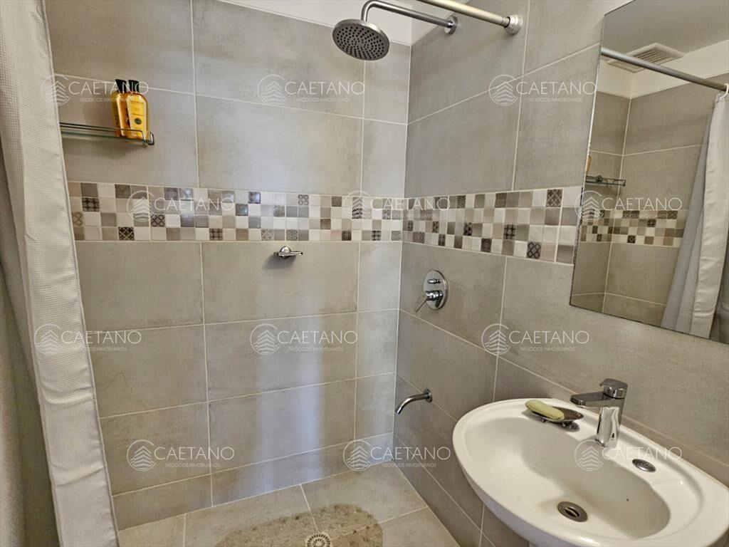 Apartamento de 2 dormitorios y 2 baños a 1 de y