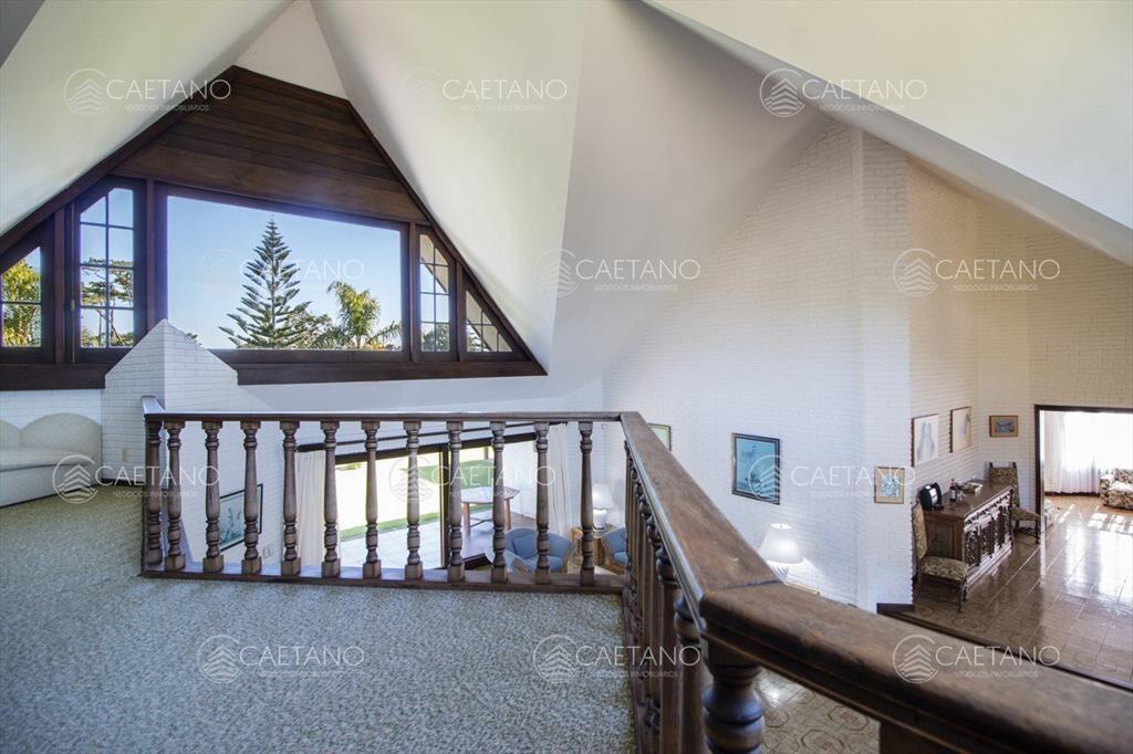 Venta de casa de 4 dormitorios más dependencia y