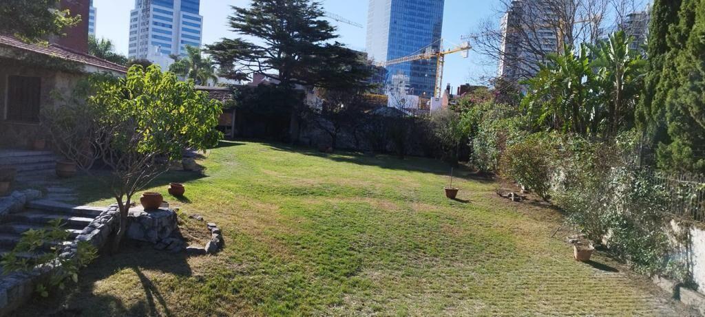 Casa proximo Puerto del Buceo y WTC, 390 m2 , terreno de 12