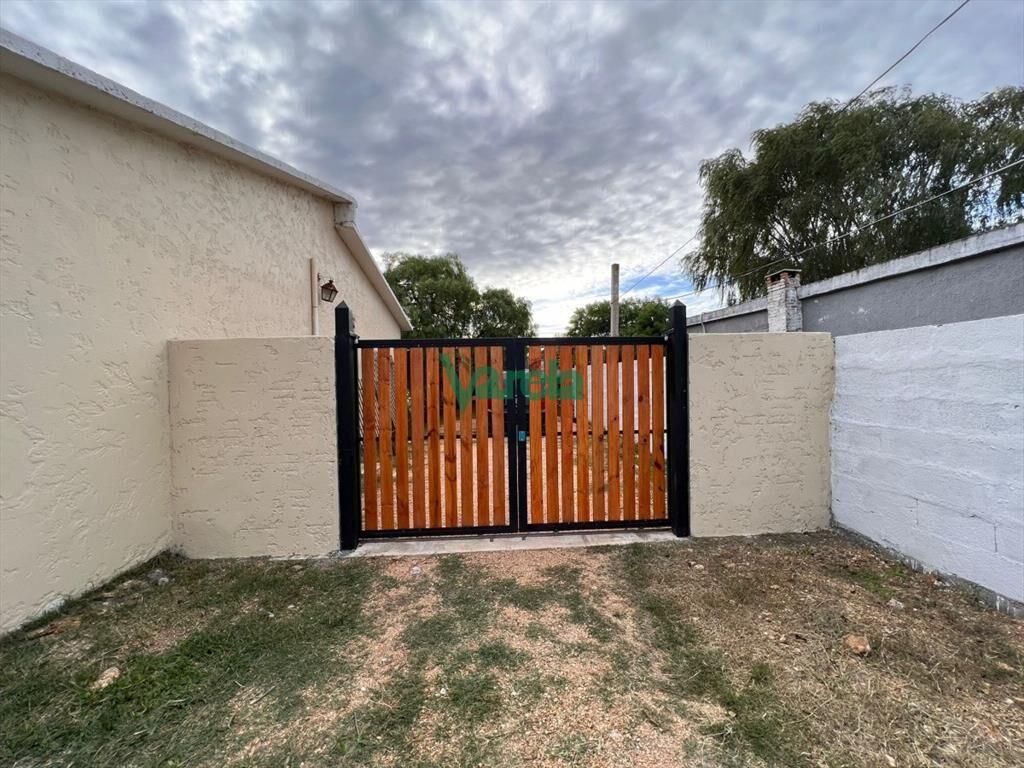 Una casa y dos aptos en venta en Salinas ideal
