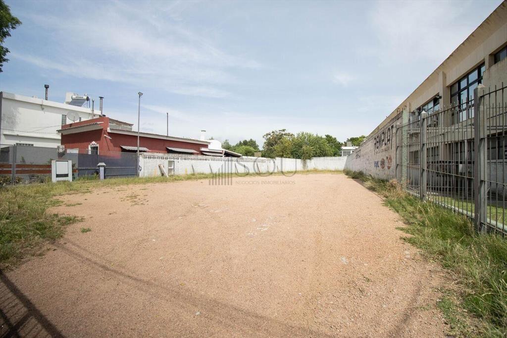 Venta local industrial con parking en Sayago