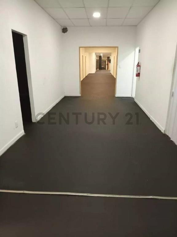 Oportunidad  Local Comercial en Avenida 18 de Julio, Al f...