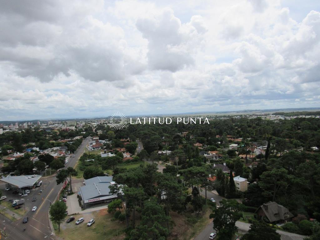 Apartamento de 2 dormitorios más dependencia en