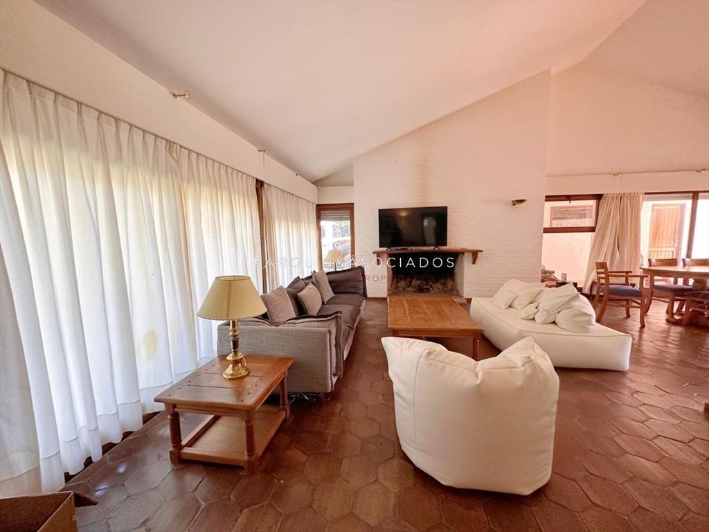 Casa en venta de 4 dormitorios y dependencia de servicio en