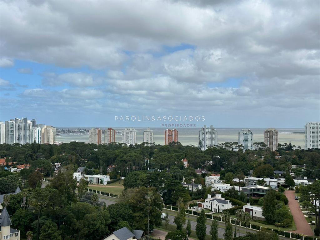 Apartamento de 1 dormitorio y medio en torre Yoo,