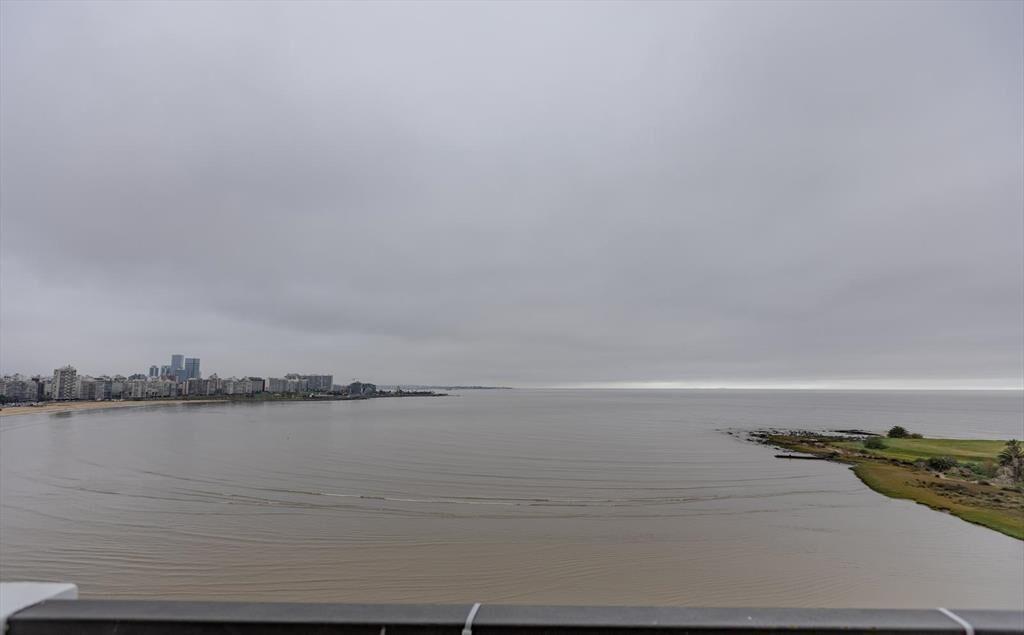 Apartamento en Rambla de Pocitos, frente a Trouville