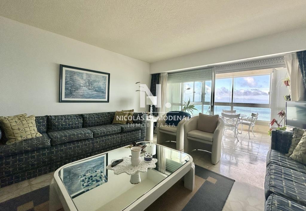Apartamento de tres dormitorios en venta en Playa