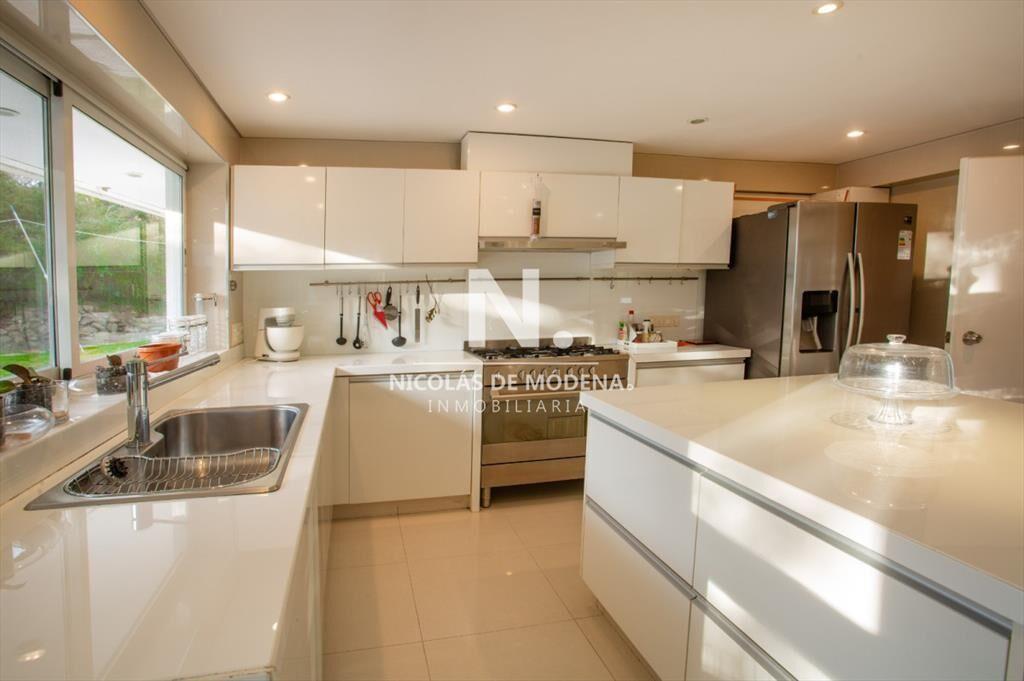 En venta casa en Lugano de 4 dormitorios, con piscina y par