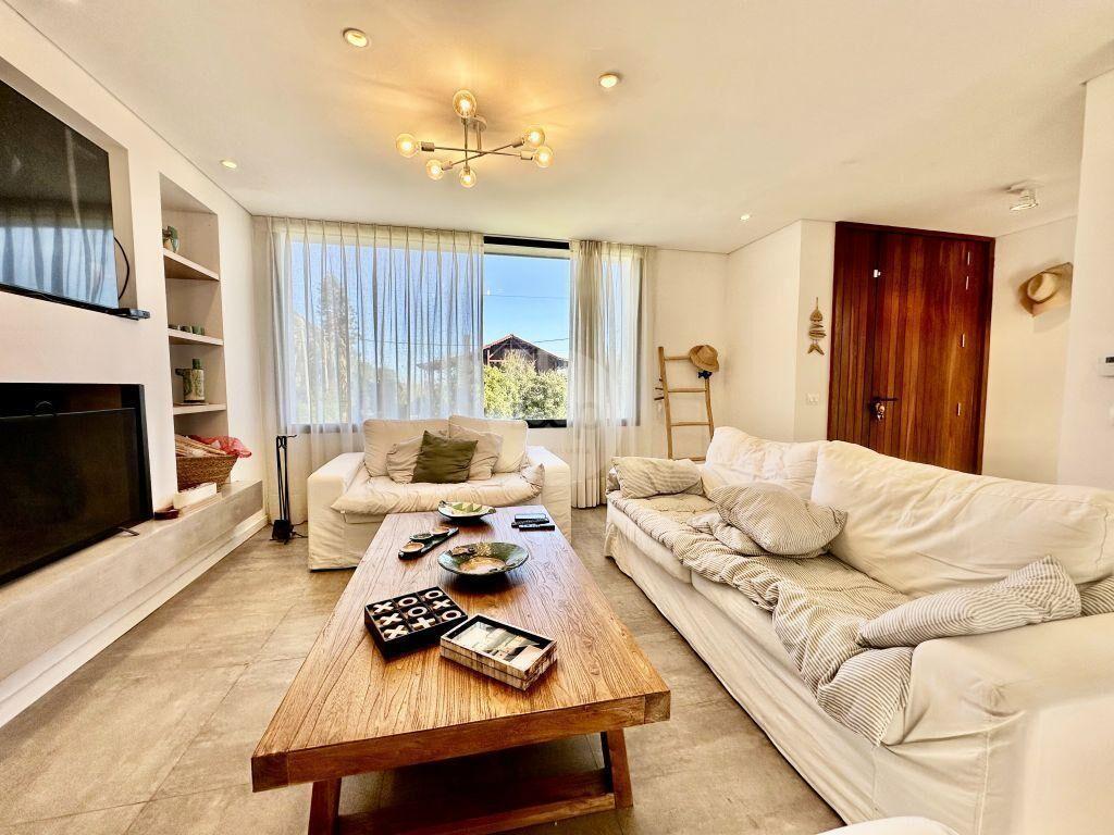 Venta de casa en Manantiales de 4 dormitorios y 3 baños