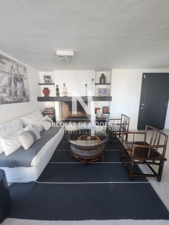 Vende apartamento de 2 dormitorios + dependencia de servici