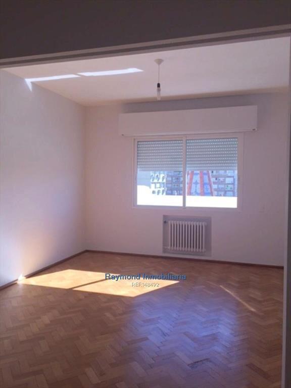 Excelente residencia frente a la Plaza Fabini