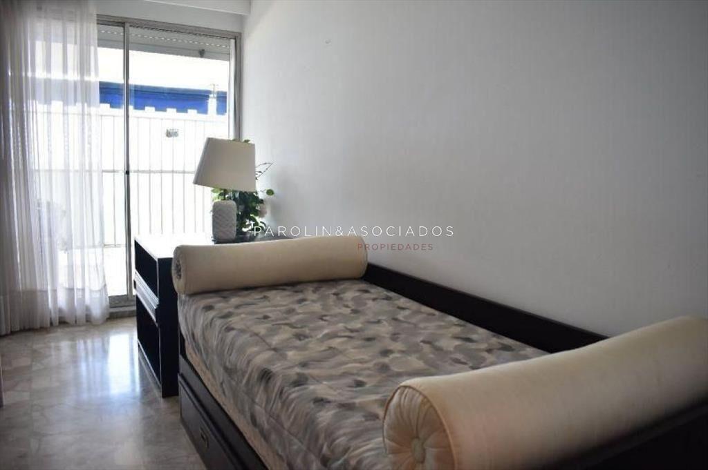 Apartamento en venta de 3 dormitorios en edificio