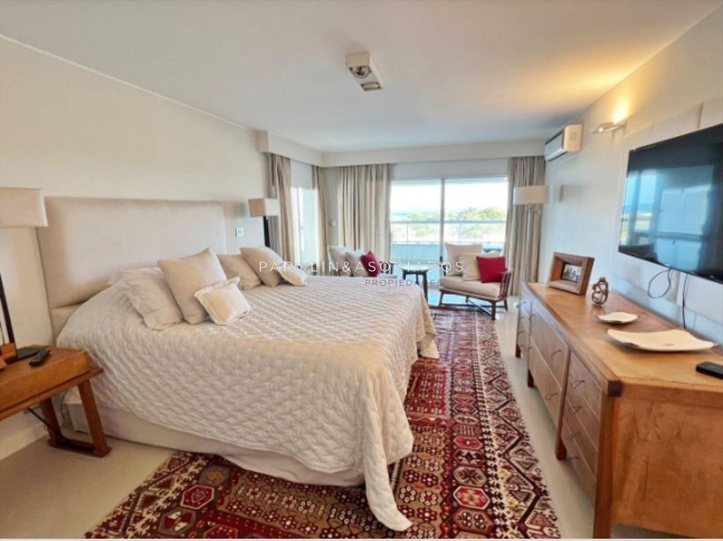 Apartamento en venta de 3 dormitorios + en Punta