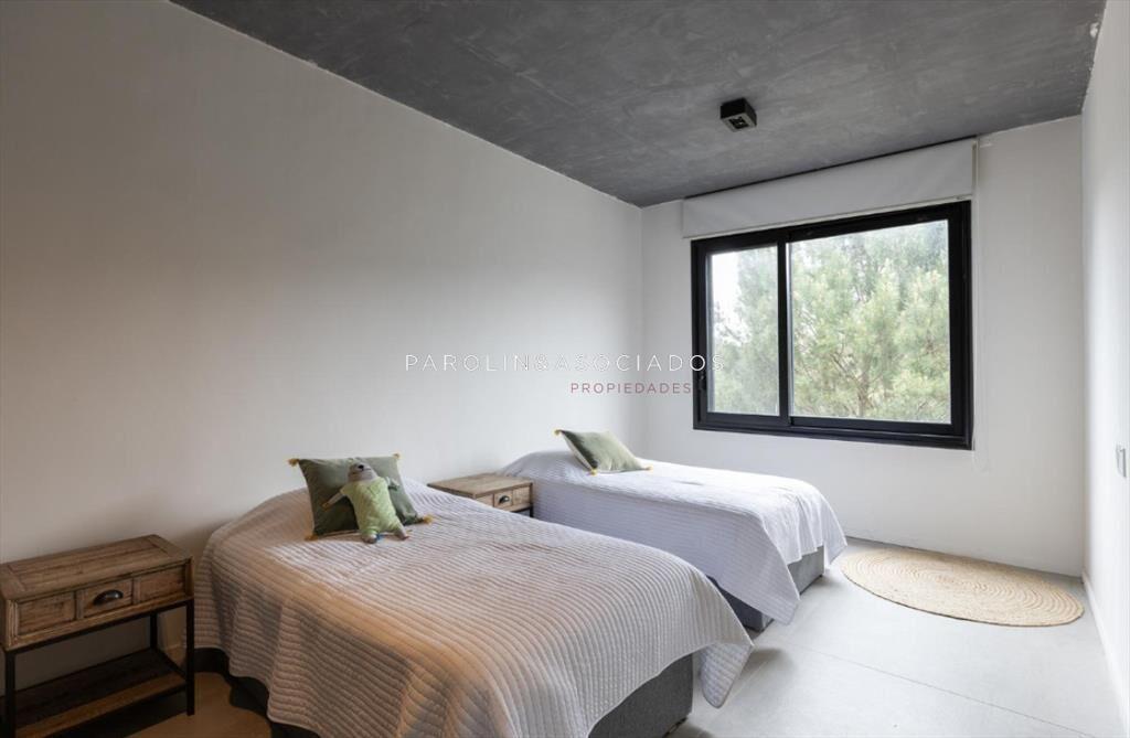 Casa de 4 Dormitorios en Venta en Laguna Escondida