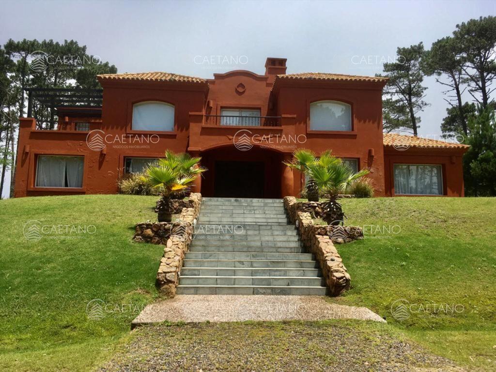 Casa 5 dormitorios en alquiler temporal Montoya,