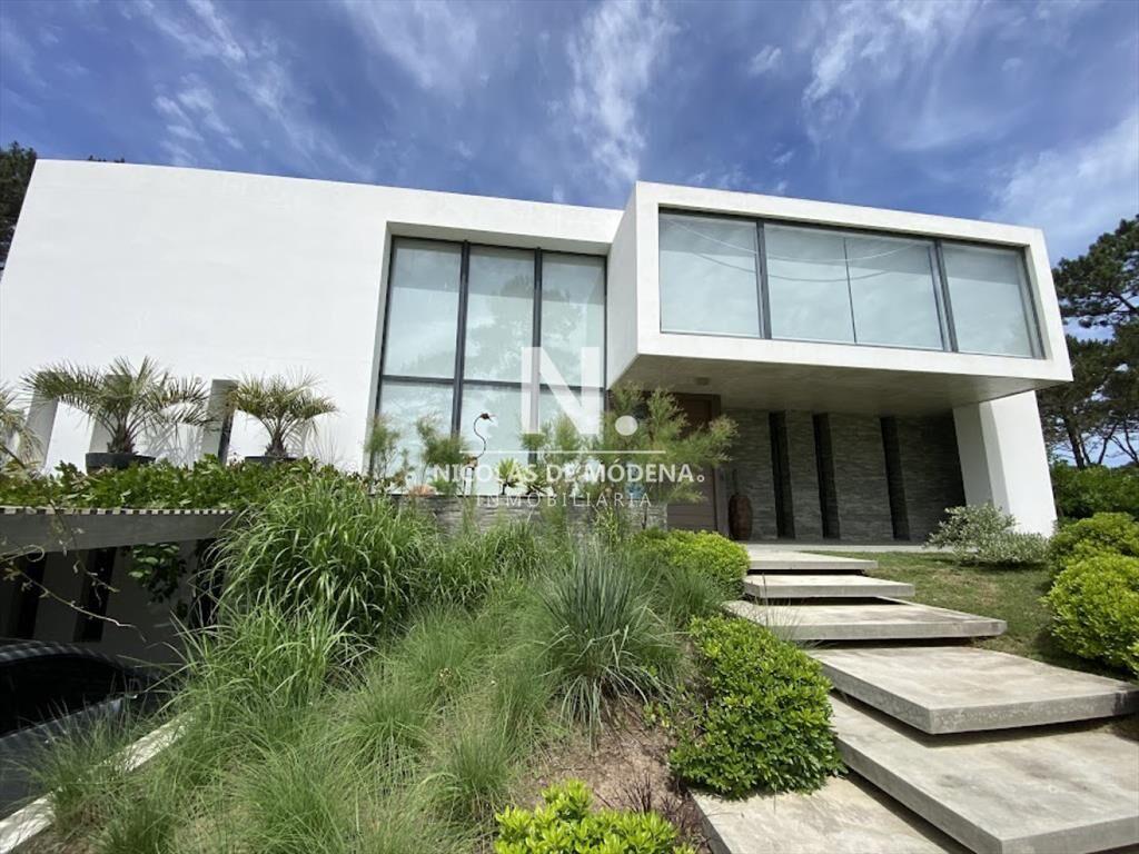 Vende casa en Pinar del Faro de 3 dormitorios.